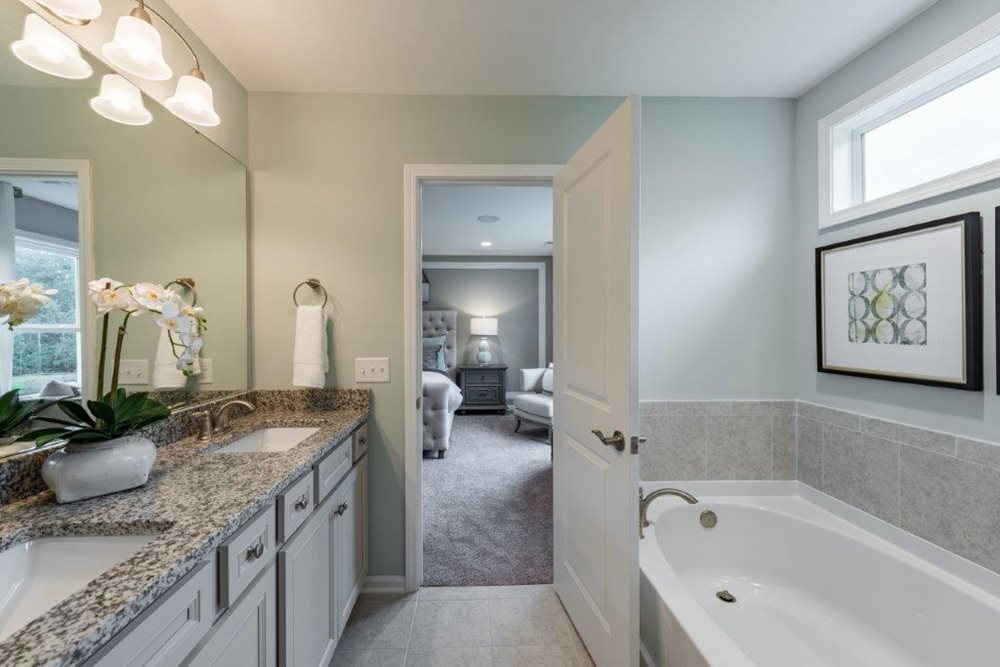 HamptonMasterBath at LaurelGlen by Centex