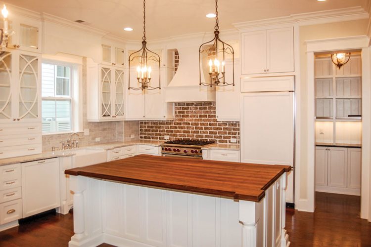 https://www.newhomesguidecharleston.com/images/Articles/What-to-Look-for-in-Charleston-Area-New-Kitchens/DavidWeekely_Kitchen_Image1.aspx?height=500&width=750